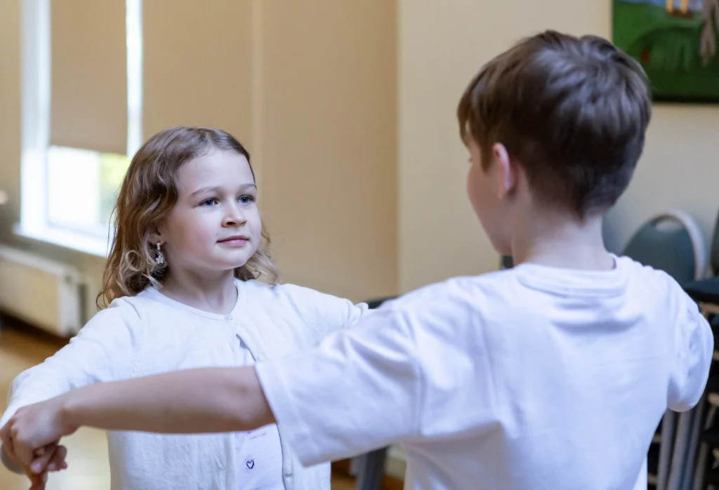 Priecīgi bērni sporta deju nodarbībā Rīgā – BalMo deju studija