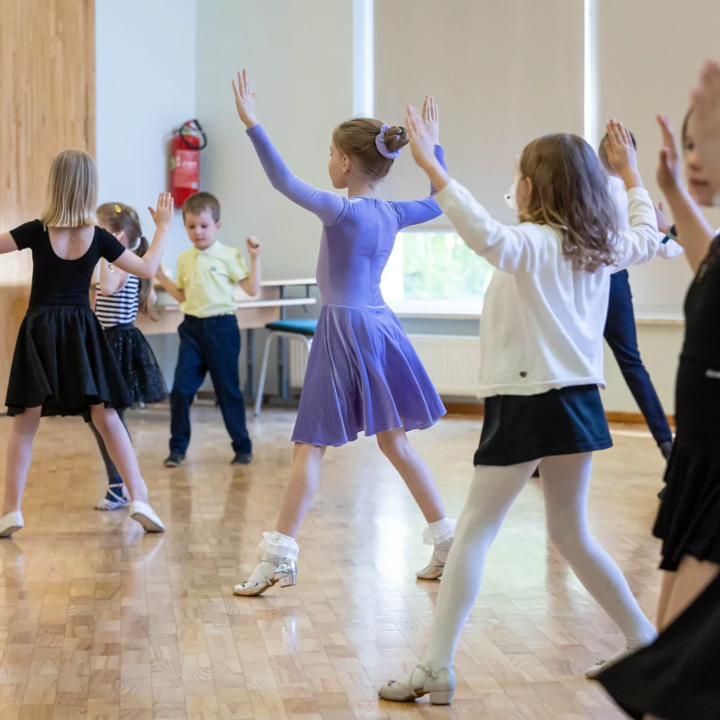 Bērni dejo sporta dejas nodarbībā BalMo deju studijā Pārdaugavā